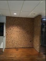 Kurktegels wand zwart